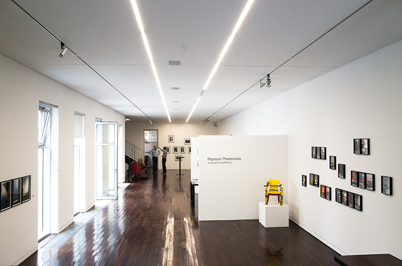 Blick in die Ausstellung im Kölner Forum für Fotografie