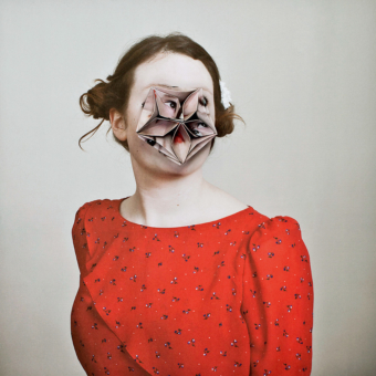 Alma Haser, ‘Alexandra’, aus der Serie „Cosmic Surgery“, 2012-2016. Courtesy The Photographer’s Gallery, London (aus dem Bericht über UNSEEN, Amsterdam)