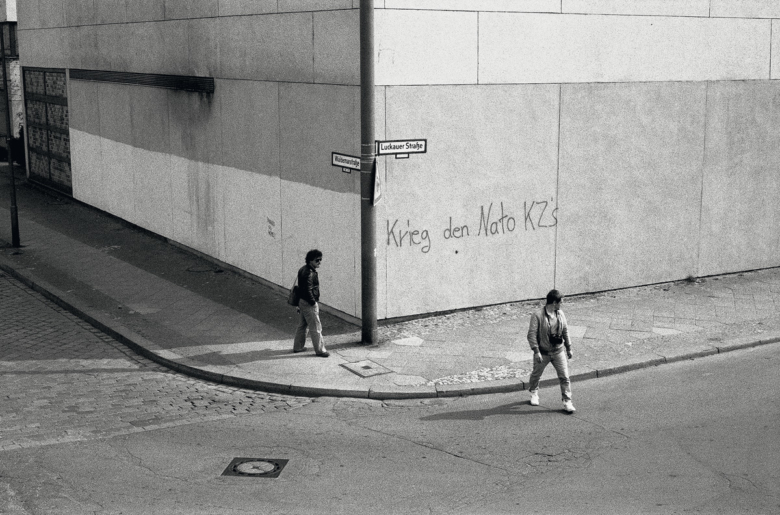 Seiichi Furuya, Berlin-West 1985 (Lewis Baltz und Michael Schmidt) © Seiichi Furuya, Courtesy Galerie Thomas Fischer, Berlin, Ausstellung Sprengel Museum