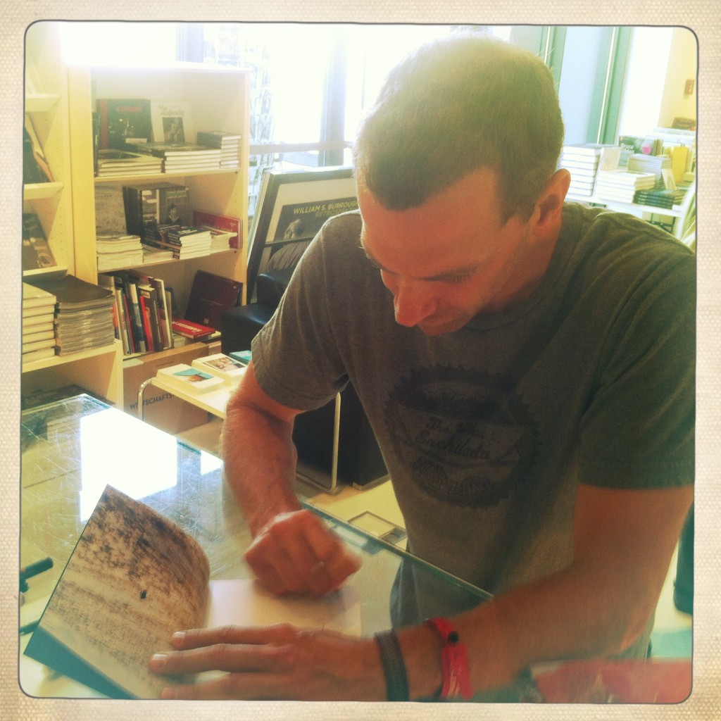 Jim Mangan signiert seine beiden Bücher