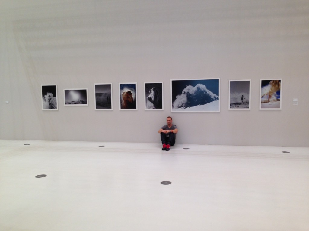 Jim Mangan vor seiner Serie "Bedu" in der Hamburger Ausstellung "Lead Awards 2013".